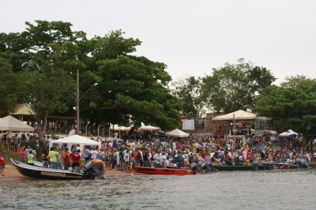 “Arrancadão de Barcos” reúne milhares de pessoas as margens do Rio Paraná em TL
