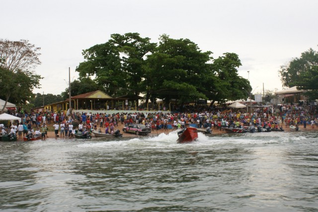 “Arrancadão de Barcos” reúne milhares de pessoas as margens do Rio Paraná em TL