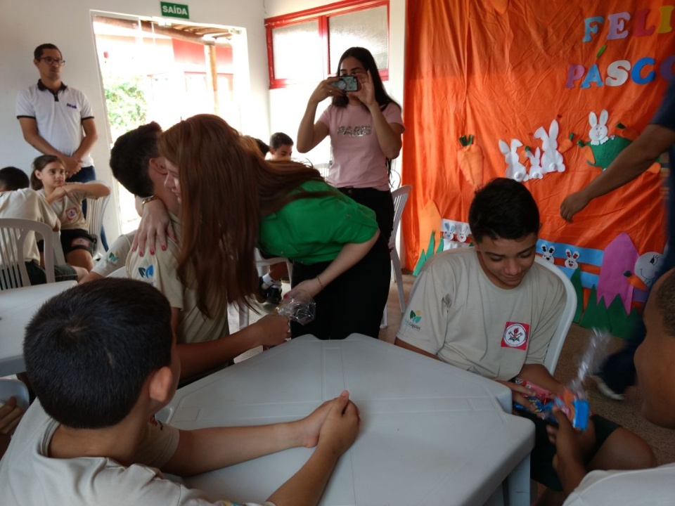Ação do COMCEVID presenteia mais de mil crianças com chocolates