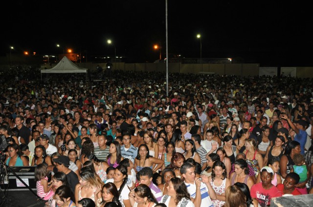 Show com João Bosco e Vinicius atrai 10 mil pessoas no aniversário de Bataguassu