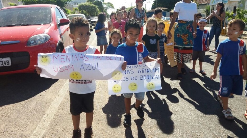 Alunos da Escola Municipal “Júlio Fernandes Colino” participam de passeata contra o Bullying