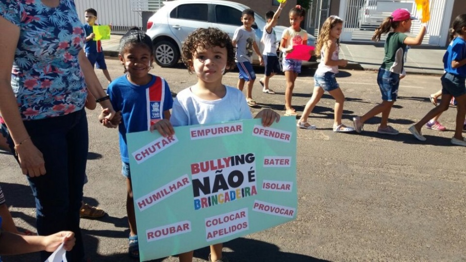 Alunos da Escola Municipal “Júlio Fernandes Colino” participam de passeata contra o Bullying