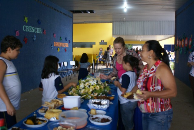 Crianças homenageiam mães durante evento em escola