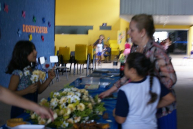 Crianças homenageiam mães durante evento em escola
