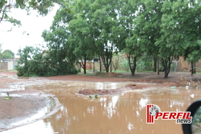 Ventos fortes seguidos de chuvas castigam alguns bairros de Três Lagoas