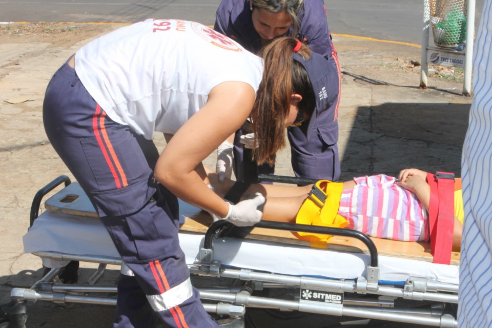 Criança de seis anos bate a cabeça, em acidente de trânsito