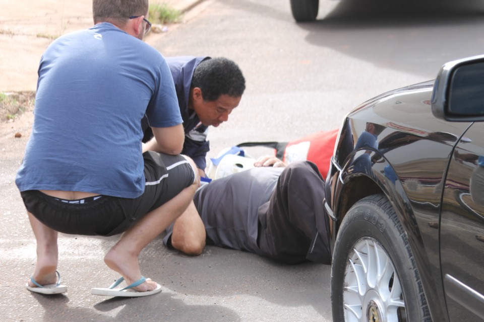 Acidente entre carro e mobilete deixa um ferido de 68 anos