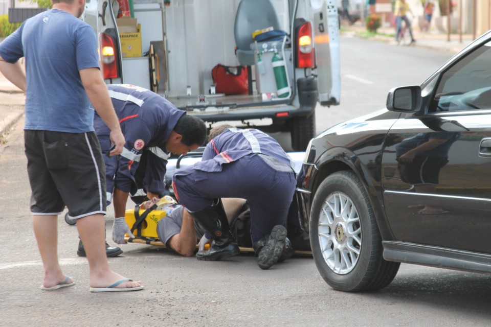 Acidente entre carro e mobilete deixa um ferido de 68 anos