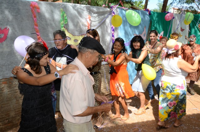 Idosos curtem Carnaval 2014 antecipadamente em Três Lagoas