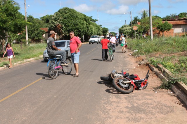 Motoqueiro ‘maluco’ provoca acidente com três vítimas