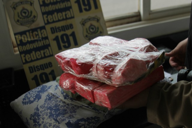 PRF flagra “mula” sergipana com mais de 3 kg de cocaína que levava em ônibus para o Nordeste