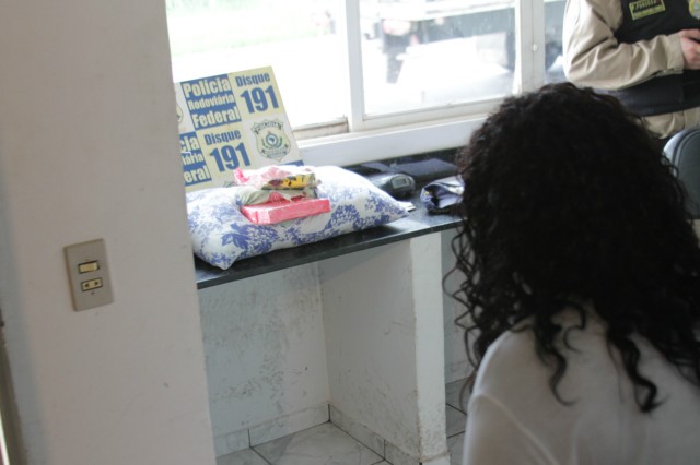 PRF flagra “mula” sergipana com mais de 3 kg de cocaína que levava em ônibus para o Nordeste