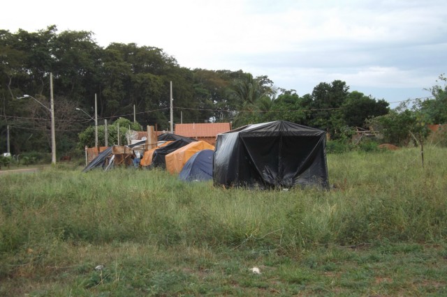 Sem ter para onde ir, famílias que ocupam área na Vila Piloto dizem que não vão sair e esperam amparo da prefeitura