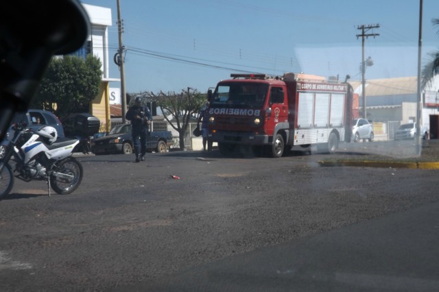Carro e moto colidem em frente ao Quartel do Exército de Três Lagoas