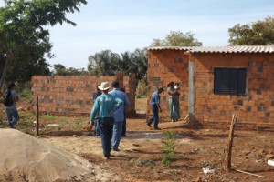 Demolição: famílias perdem casa em reintegração de posse