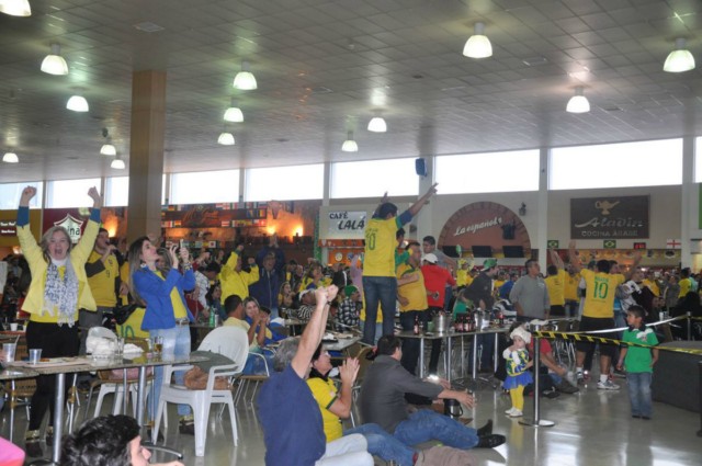 Torcedores vibram com a partida entre Brasil e Chile dentro do Shopping China