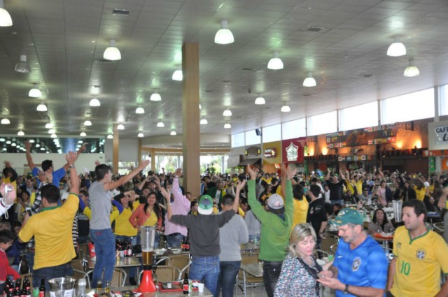 Torcedores vibram com a partida entre Brasil e Chile dentro do Shopping China