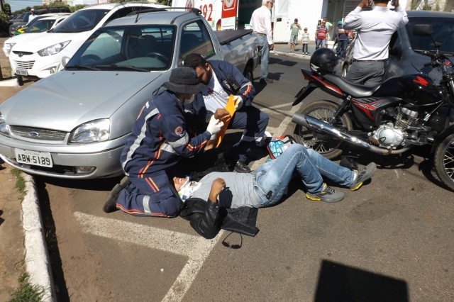 Carro e moto colidem em cruzamento e motociclista sai ferido