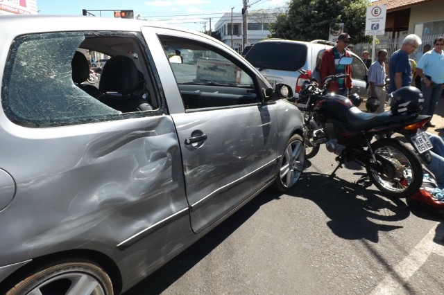 Carro e moto colidem em cruzamento e motociclista sai ferido