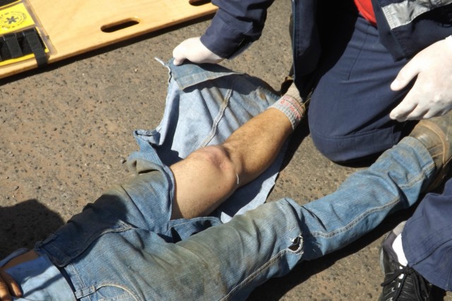 Motociclista tem joelho fraturado após colisão em carro cujo motorista fugiu sem prestar socorro