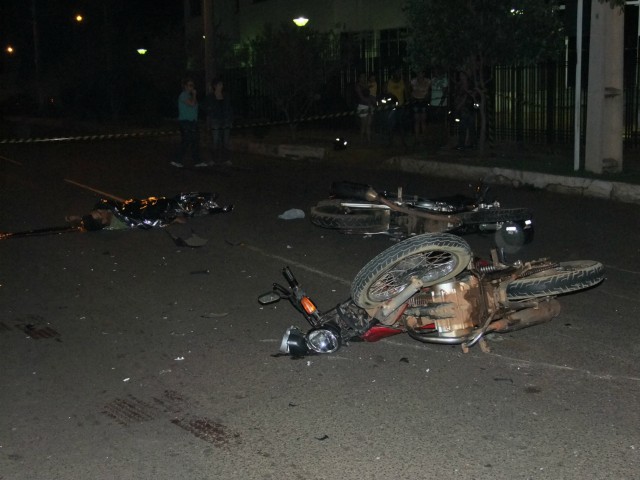 Homem morre na hora após colidir de frente com outra moto