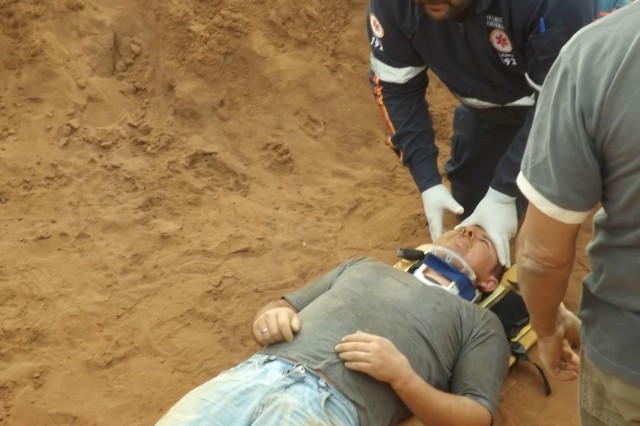 Pedreiro cai de andaime e sofre ferimentos no rosto e braços