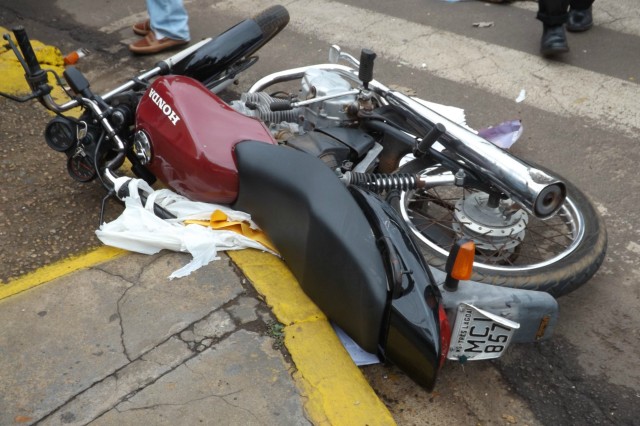 Motociclista de 45 anos é arremessada após ser atingida por carro