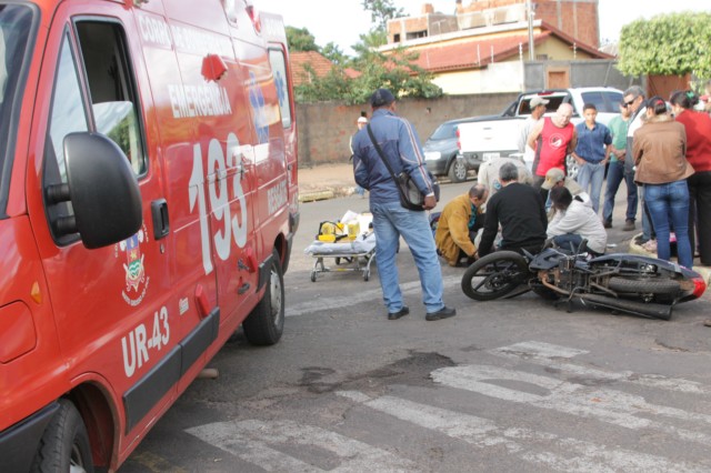 Motociclista fica ferida em colisão contra carro; motorista foge