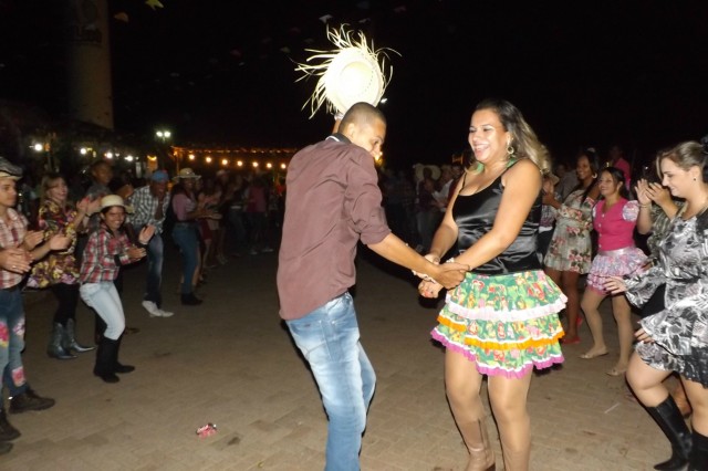 Indústria reúne colaboradores para festança com direito a dança e comidas típicas