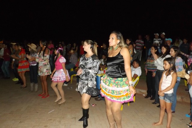 Indústria reúne colaboradores para festança com direito a dança e comidas típicas