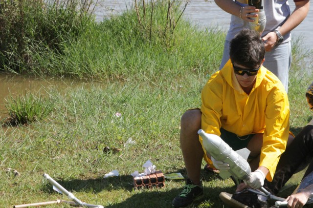 Colégio Exitus realiza “lançamento de foguetes” na Lagoa Maior