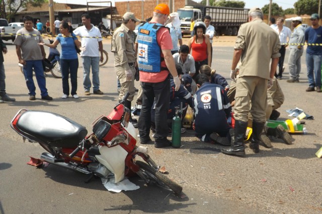 Após colidir caminhonete em motoneta idoso passa por cima das pernas do motociclista