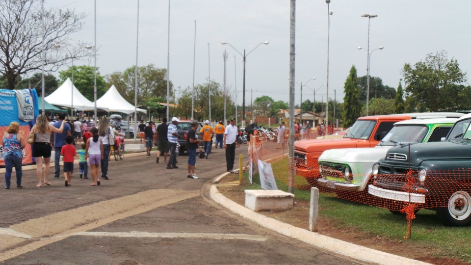 Feira de carros antigos atrai bom público ao Parque de Exposições