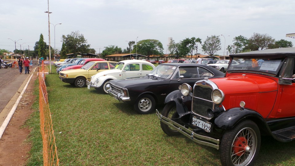 Feira de carros antigos atrai bom público ao Parque de Exposições