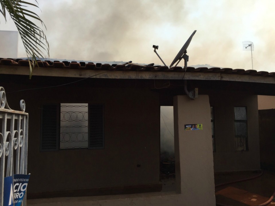Incêndio destrói residência em Três Lagoas