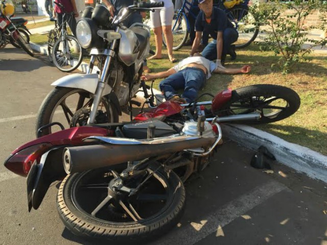 Motociclista colide em outra moto, tenta fugir, mas acaba se chocando contra carro