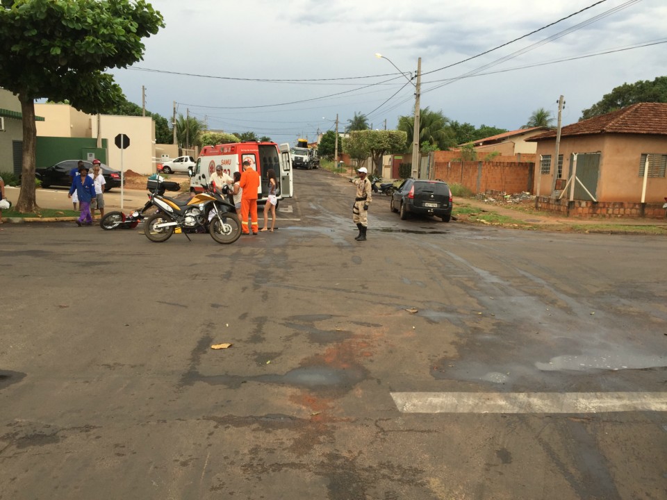 Carro atinge motociclista em cruzamento na Munir Thomé
