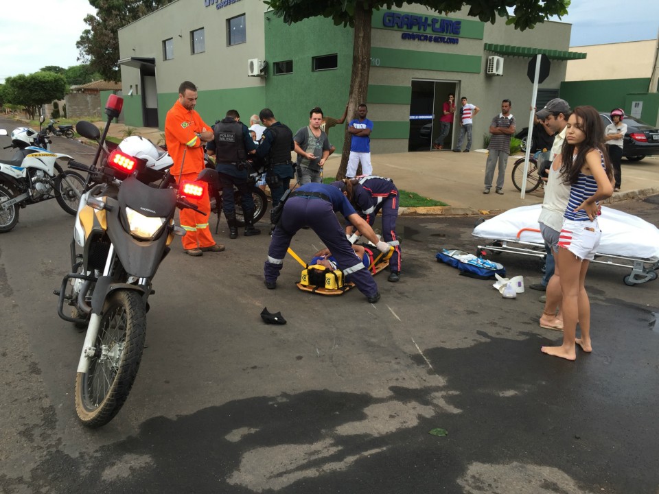 Carro atinge motociclista em cruzamento na Munir Thomé