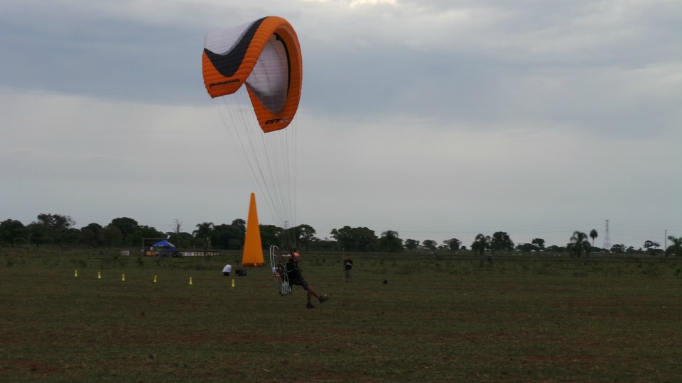 Pilotos de paramotor do Brasil e do mundo disputam Festival Aéreo em Três Lagoas