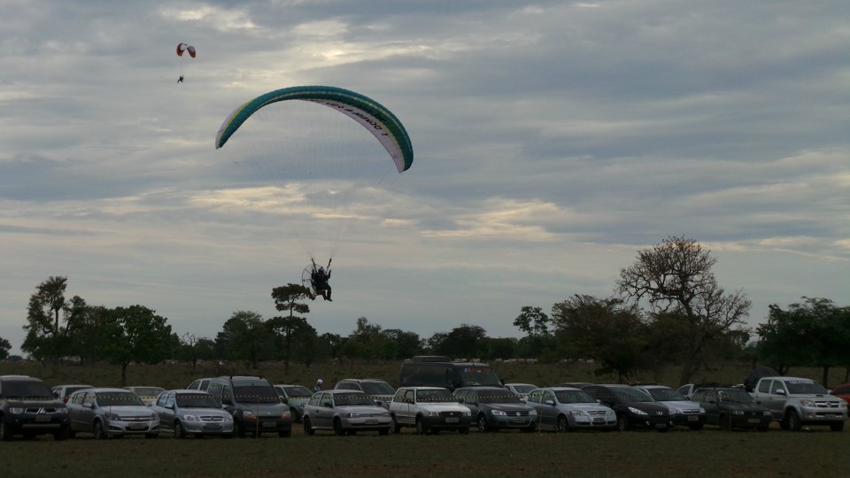 Pilotos de paramotor do Brasil e do mundo disputam Festival Aéreo em Três Lagoas