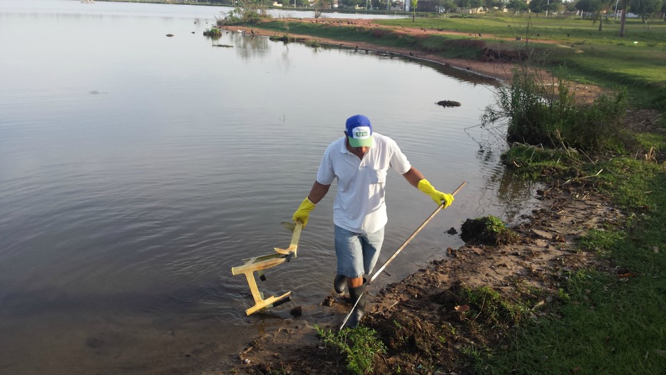Açougueiro “abraça causa” e faz limpeza voluntária da Circular da Lagoa Maior