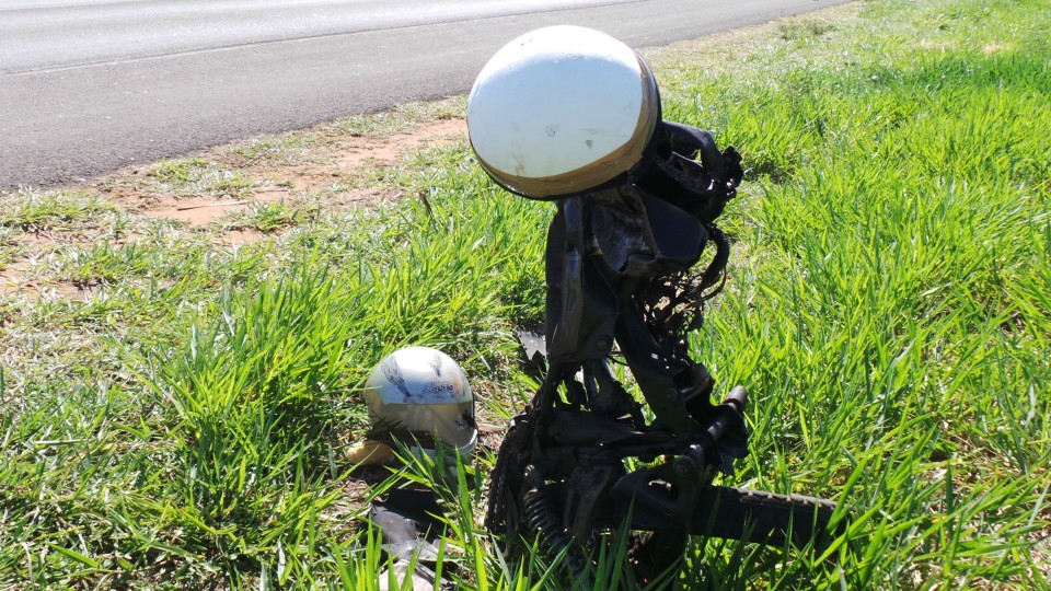 Moto envolvida em acidente fatal vira “totem” à beira da BR-158