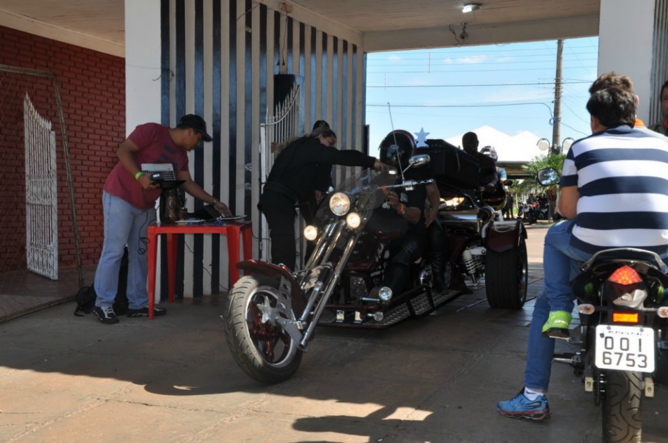 Motociclistas chegam à fronteira para o "Motorcycle 2014"