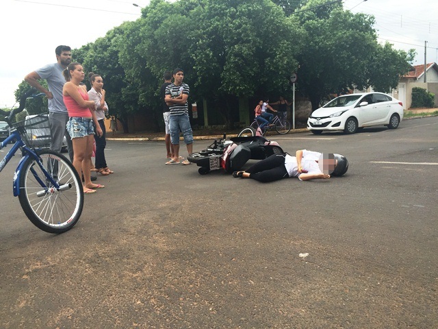 Jovem fica ferida ao colidir motocicleta em automóvel