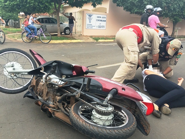 Jovem fica ferida ao colidir motocicleta em automóvel