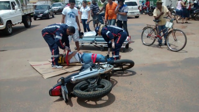 Acidente entre carro e moto deixa motociclista ferida, na Clodoaldo Garcia