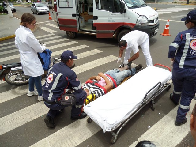 Motociclista fica ferido ao colidir contra carro na Filinto Müller