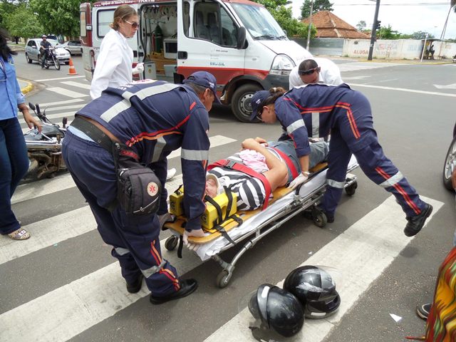 Motociclista fica ferido ao colidir contra carro na Filinto Müller