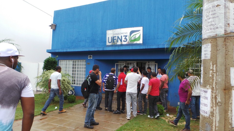 Sem receber rescisão, trabalhadores montam piquete em frente ao escritório da UFN3