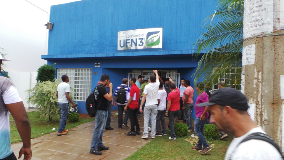 Sem receber rescisão, trabalhadores montam piquete em frente ao escritório da UFN3